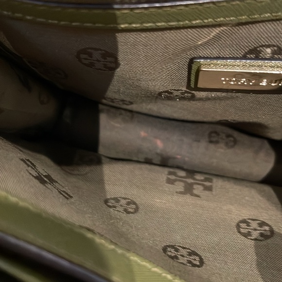 A cute Tory Burch Robinson convertible bag - Picture 9 of 16